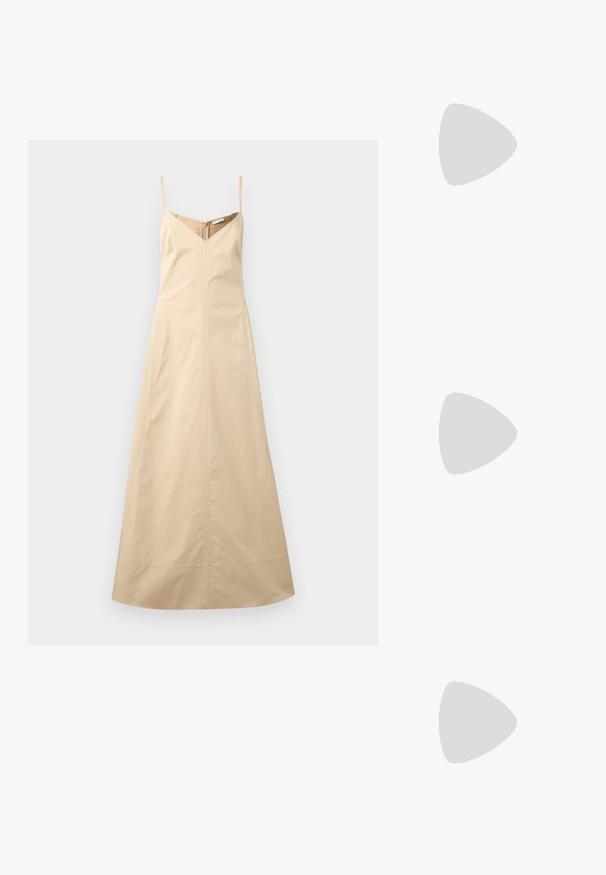 Robe longue beige sans manches avec fines bretelles, décolleté en V et corsage cintré, étalée à plat sur un fond blanc.; Sandale noire à talon haut avec des fines lanières en cuir entourant le pied et la cheville, dotée d'un talon aigu en forme de stiletto.; Petit sac à main texturé marron foncé avec une courte bandoulière, un cadre métallique et une fermeture à fermoir, posé sur un fond clair uni.; Paire de boucles d'oreilles en métal argenté en forme de lettre M angulaire avec des tiges arrondies sur fond blanc.
