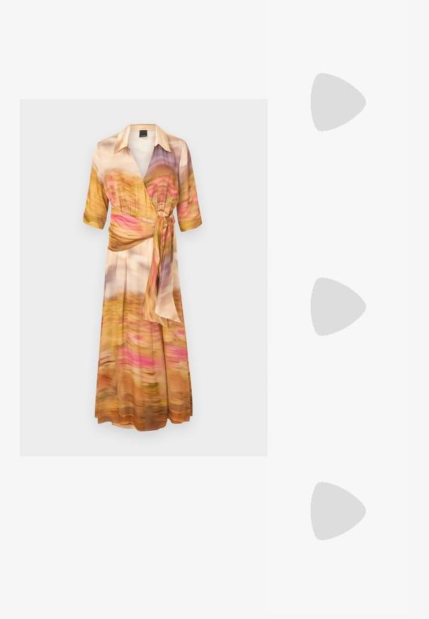Vestido estilo wrap en tejido ligero, con un patrón abstracto multicolor en tonos de rosa, naranja y amarillo. Mangas cortas y cintura ajustada.; Sandalia plana con suela tostada y una ancha tira beige tejida en la parte superior, mostrada de perfil sobre un fondo liso.; Bolso de mano de ratán tejido con forma de concha de vieira, de color marrón claro natural y bordes redondeados y texturizados.; Pendientes de aro dorados con un diseño suave y redondeado, acabado pulido. Los pendientes tienen una forma compacta y robusta, y un cierre sin costuras.