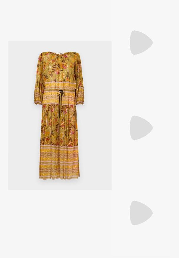 Vestido largo amarillo con flores, mangas largas, cintura con cordón y falda con volantes. Presenta patrones de cachemira y geométricos con acentos en rosa y naranja.; Sandalia plana negra con tiras finas, una lazada para el dedo y una hebilla ajustable en el tobillo sobre un fondo gris claro.; Bolso tejido beige con una correa larga y delgada y lados fruncidos, con un asa corta envuelta en cuero para opciones de transporte.; Pendientes de aro grueso en oro con un diseño tubular ligeramente retorcido y cierre de presión, sobre un fondo blanco.