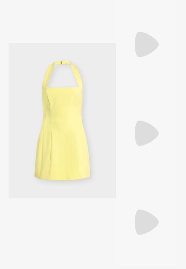 Μαν sleeveless κίτρινο φόρεμα με λαιμόκοψη halter, εφαρμοστό μπούστο και φούστα που ανοίγει, παρουσιάζεται σε απλό ανοιχτό γκρι φόντο.; Μαύρη γόβα μυτερή με λεπτά λουράκια στον αστράγαλο και ασημένια πόρπη σε απλό ανοιχτό φόντο.; Μικρή μαύρη γυαλιστερή τσάντα με δύο μακριές λαβές και λεπτομέρειες με ρυθμιζόμενο κορδόνι στο πλάι σε απλό ανοιχτό φόντο.; Ασημένια μεταλλικά σκουλαρίκια κρίκοι με λεία, ελαφρώς κυρτή επιφάνεια και κλειδαριά τύπου latch-back σε απλό λευκό φόντο.
