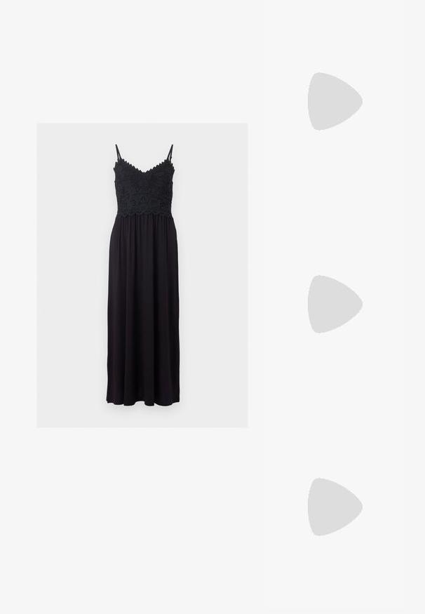 Robe maxi noire sans manches avec bretelles spaghetti et détail en dentelle florale sur le corsage, cintrée à la taille avec une jupe fluide.; Even&Odd Ballerines à brides arrière - black; Petit sac à main noir brillant avec deux longues anses et des détails à cordon sur les côtés sur un fond clair uni.; Paire de boucles d'oreilles créoles argentées brillantes avec fermoirs en fil fin, présentée sur un fond gris clair.
