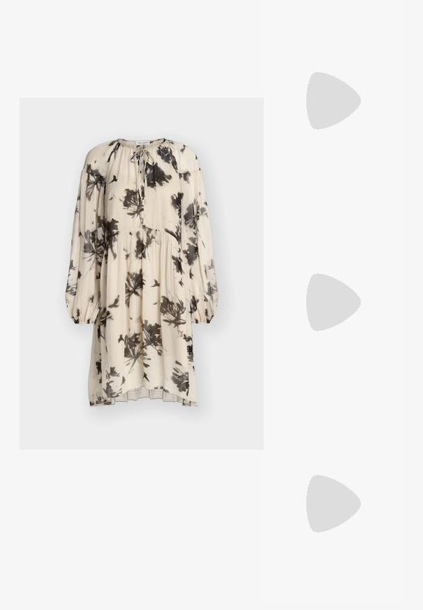Robe crème à manches longues avec imprimé floral et oiseaux noirs, taille froncée, poignets élastiques et détail noué au col.; Sandale à talons hauts en cuir verni noir avec une bride au niveau de la cheville, bout ouvert et talon carré. Texture lisse et design minimaliste.; Pochette en cuir noir de forme arrondie, avec des accents en métal doré et une seule bandoulière. Logo "Coccinelle" en or en bas.; Paire de boucles d'oreilles créoles en argent, chacune avec une moitié lisse et une moitié ornée de petits strass clairs.
