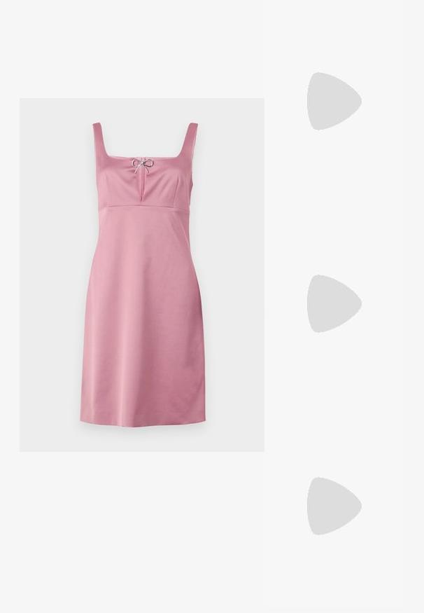 Robe sans manches rose clair avec un col carré, dotée d'un petit nœud décoratif et d'un corsage ajusté qui se prolonge en jupe droite.; Escarpins à talon aiguille en cuir noir, avec un design à bout pointu, présentant une découpure à l'avant et un talon fin.; Sac bandoulière rectangulaire en cuir noir avec bandoulière ajustable, fermeture éclair sur le dessus et petit logo Calvin Klein doré sur le devant.; Boucles d'oreilles en argent avec une finition polie et un branding DKNY, présentées sur un fond blanc uni.