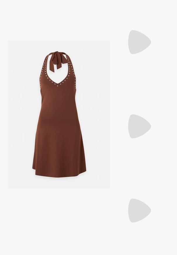 Robe marron à col licou avec des clous argentés le long de l'encolure et des bretelles, nouée à l'arrière.; Bottes de cowboy en cuir marron avec surpiqûres en forme de flammes, fermeture éclair latérale, clous argentés, bout pointu et talon superposé.; Sac à main en cuir noir avec double anses, poches zippées à l'avant et détails en rivets métalliques, sur un fond clair et uni.; Boucles d'oreilles argentées en forme d'étoile, avec une surface lisse et brillante. Chaque boucle d'oreille possède cinq pointes et des détails subtils de texture de surface.