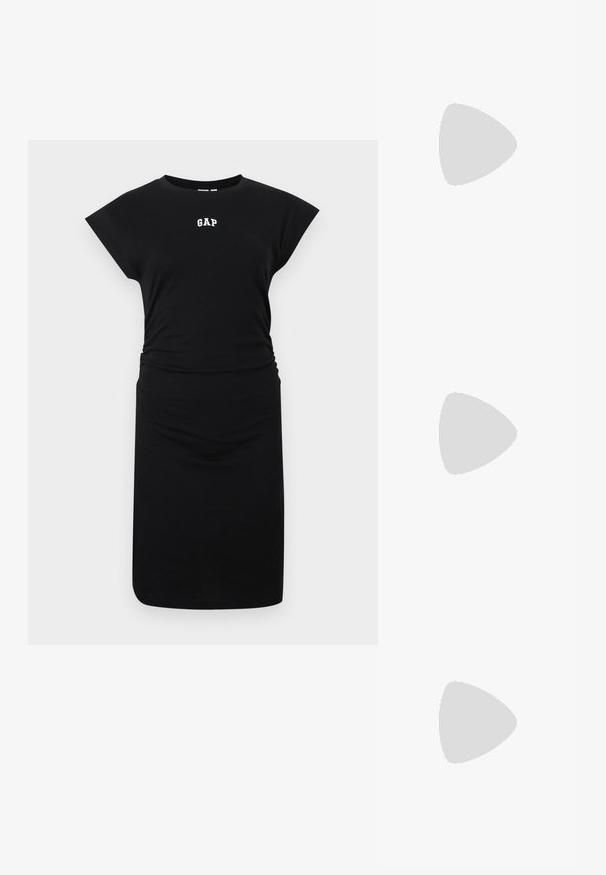Robe noire mi-longue aux genoux avec des manches courtes et petit logo blanc "GAP" centré sur la poitrine, sur fond uni.; Even&Odd by Zalando Ballerines à brides arrière - black; Sac à main rectangulaire en cuir noir avec fermeture à rabat et deux longues anses sur fond blanc uni.; Boucles d'oreilles en métal argenté avec un design ondulé et sculptural, présentant une finition polie et des formes irrégulières, mettant en valeur une esthétique contemporaine.