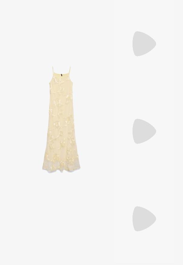 Longue robe jaune pâle sans manches avec fines bretelles et motif floral brodé sur l'ensemble du tissu.; Sandale à talon haut beige avec une sangle fine autour de la cheville et un bout carré. Matériau synthétique lisse, design minimaliste et talon aiguille.; Robe noire avec des motifs de nœuds blancs, manches courtes, volants aux épaules. Pochette blanche avec chaîne en or et fermoir, tenue dans la main droite.; Paire de clous d'oreilles en forme de nœud, couleur or brillant, sur un fond blanc uni.