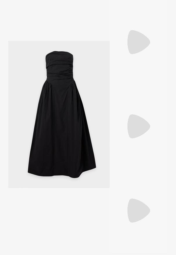 Robe de soirée noire sans bretelles avec corsage froncé et jupe volumineuse plissée, présentée sur un fond clair uni.; Escarpin à bride arrière en cuir verni noir, bout pointu, petit talon bloc bas, avec deux petites boucles argentées sur les brides.; Petit sac à main noir brillant avec deux longues anses et des détails à cordon sur les côtés sur un fond clair uni.; Boucles d'oreilles en strass en forme d'étoile avec des détails de franges en cascade, présentant une teinte argentée et une surface brillante et réfléchissante. Forme d'étoile avec un design complexe.