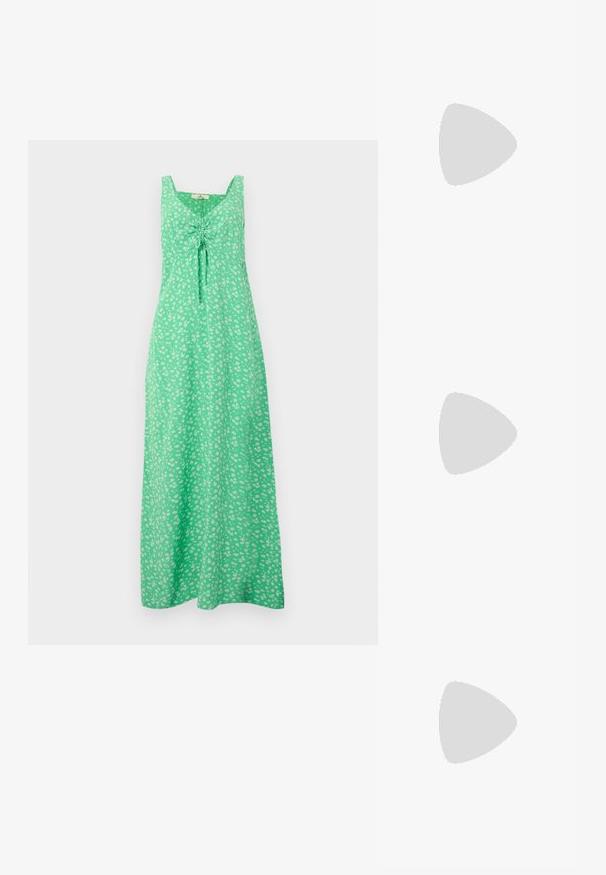 Robe maxi verte sans manches avec un petit motif floral blanc et un détail froncé noué à l'avant sur la poitrine.; Ballerine en textile beige avec une bordure noire. Affiche un bout arrondi et un petit nœud en accent sur le devant. Semelle basse.; Sac à main en cuir tressé blanc avec poignée arrondie et extrémités de lanière nouées, présenté sur un fond uni.; Boucles d'oreilles créoles en or avec un design texturé orné de petites perles rondes sur le bord extérieur. Légères avec une fermeture sécurisée.