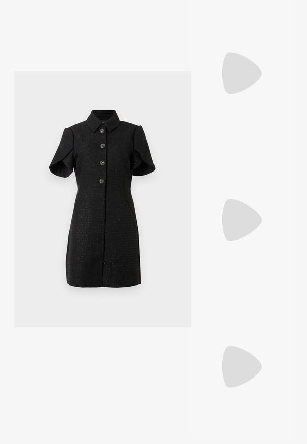 Robe noire texturée à manches courtes avec col et quatre boutons décoratifs en argent sur le devant, taille cintrée et manches évasées.; Botte en cuir noire mi-mollet avec bout pointu, talon bloc, sangle décorative autour de la cheville et petit logo en métal près du bord supérieur.; Sac à bandoulière en cuir noir en forme de demi-lune avec une bandoulière réglable et le logo doré « BOSS » centré sur le devant.; Paire de boucles d'oreilles créoles en bouclettes dorées brillantes sur fond blanc uni, présentant un design torsadé entrelacé.