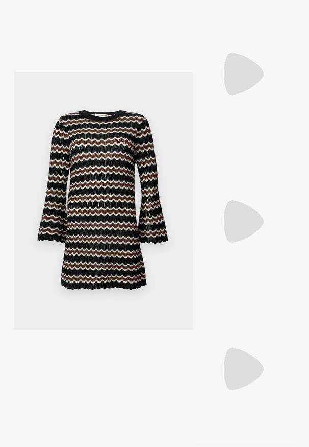 Robe tricotée à motif zigzag noir, blanc et marron avec des manches bell et un col rond, présentant un design en tissage ouvert texturé.; Chaussure slingback en cuir verni noir à bout pointu avec bride en T et petit talon bloc incliné sur fond blanc.; Porte-monnaie en cuir noir avec texture froncée, cadre en métal argenté, fermeture à verrouillage kiss-lock et bandoulière en chaîne. Surface lisse et douce.; Boucles d'oreilles sculpturales en argent avec des formes douces et courbes et des surfaces réfléchissantes. Présentent un design de boucle fermée et une forme organique distincte.
