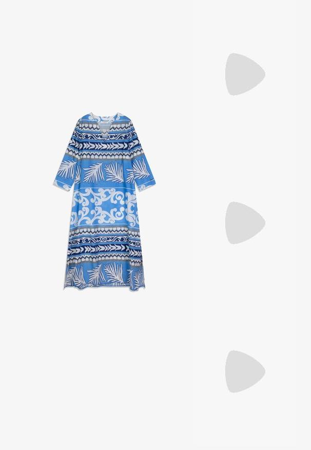 Robe à motifs bleus et blancs avec un col en V, des manches longues, et divers motifs graphiques, dont des feuilles et des vagues.; Des sandales en cuir marron avec deux brides réglables et des boucles dorées. Semelle compensée avec une texture tressée et de petits accents dorés.; Lunettes de soleil écaille de tortue avec une forme vintage œil de chat, verres dégradés marron et finition lisse et brillante sur les montures et les branches.; Sac fourre-tout en paille tissée avec une texture naturelle et une forme douce et organique, doté de poignées en cuir brun pour un transport facile.