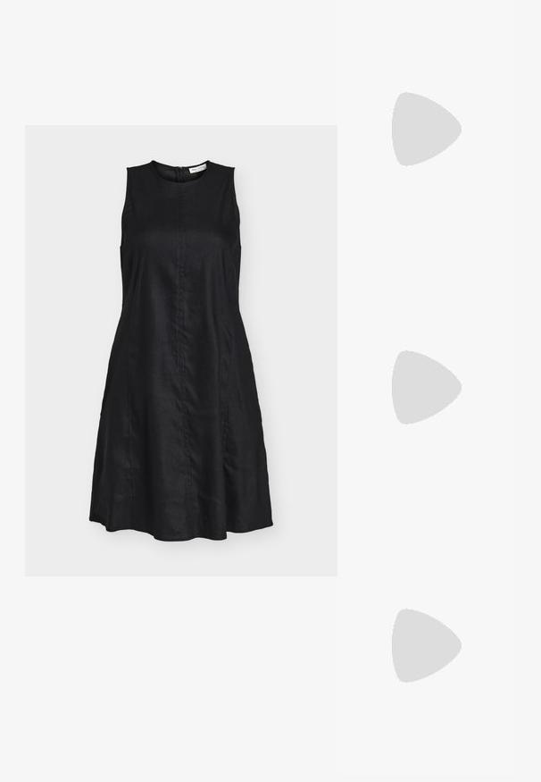 Marc O'Polo Φόρεμα ημέρας - black; Μαύρο παπούτσι Mary Jane με λουράκι και πόρπη που αιωρείται πάνω από ένα υφασμένο μπλε χαλί με θολό γκρι αντικείμενο στο φόντο.; Μαύρη πλεκτή δερμάτινη τσάντα χειρός με χαλαρή σχεδίαση, διαθέτοντας έναν κόμπο για λουράκι και μια μικρή διακοσμητική χρυσή σφαίρα στην κορυφή.; Ασημένια σκουλαρίκια με κυματιστό, γλυπτικό σχέδιο που διαθέτουν γυαλιστερή φινίρισμα και ακανόνιστα σχήματα, αναδεικνύοντας μια σύγχρονη αισθητική.