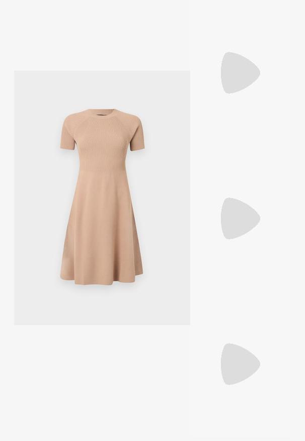 Strikkjole i blød beige med korte ærmer, ribbet tekstur på toppen, udvidet nederdel og klassisk rund halsudskæring.; Sort damesko i læder med flad hæl og spids tå, vist fra siden på en ensfarvet lys grå baggrund.; Sort læderhåndtaske med gyldent kædehåndtag og lynlås øverst, vist mod en ensartet lys baggrund.; Sølvøreringe med forlængede ovale led, der har en poleret overflade og en struktureret dråpevedhæng. Enkel design med glatte kanter.