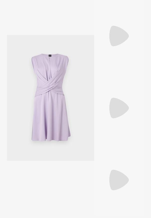 Robe lilas sans manches avec un détail noué à la taille, un col rond et une jupe fluide longueur genou sur un fond uni.; Chaussure slingback en cuir noir à bout pointu avec un talon bloc haut et une doublure intérieure beige sur un fond clair uni.; Sac à bandoulière en cuir noir de forme rectangulaire incurvée, avec une chaîne dorée tissée dans la bandoulière noire tressée et une fermeture éclair sur le dessus.; Boucles d'oreilles pendantes en ton or avec des pendentifs lisses en forme de goutte allongée suspendus à de petites attaches en forme d'anneau sur un fond blanc.