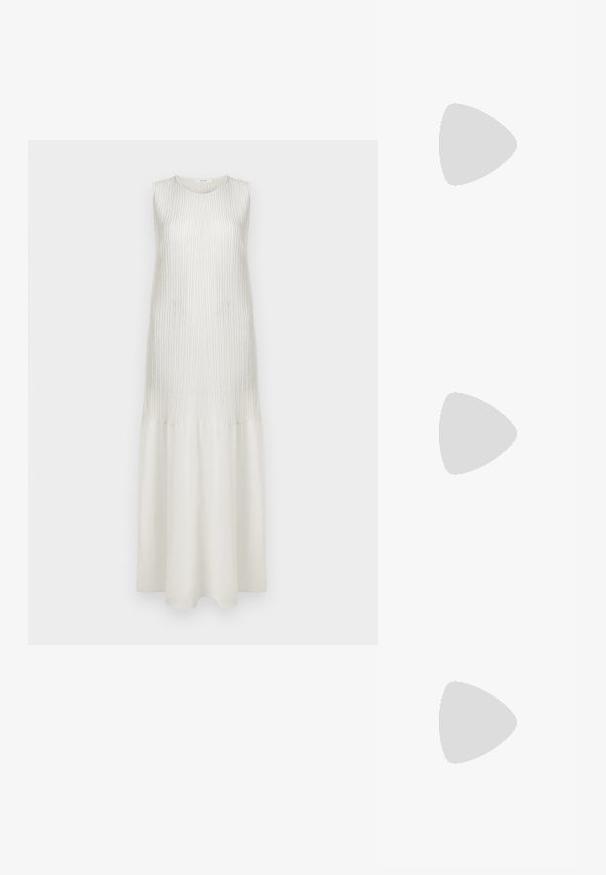 Vestido maxi blanco sin mangas con textura acanalada en la parte superior y tejido suave en la parte inferior. Presenta un escote redondo y una silueta en A.; Bailarinas beige con un exterior de cuero liso, punta en forma de almendra y una correa elástica en el empeine, con detalles de costura sutiles.; Pequeño bolso blanco con manchas marrones, forma triangular redondeada, forro interior negro y correa corta ajustable con hebilla plateada.; Pendientes de metal en tono dorado, con forma suave y redondeada y acabado pulido. Diseño sencillo sin adornos adicionales.