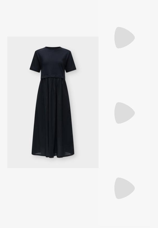 Robe midi noire à manches courtes avec un haut cintré et une jupe froncée, fluide, sur fond blanc.; Sandale noire à deux brides avec boucles en argent, semelle en liège et semelle en caoutchouc. Fini mate sur les brides, présentée sur une surface tissée texturée.; Lunettes en métal argenté avec des verres ronds et une fine monture. Les embouts de branches noirs offrent un contraste. Plaquettes de nez ajustables incluses.; Ceinture en cuir noir avec une boucle ronde en métal argenté, design plat, extrémité effilée, texture lisse et style minimaliste.