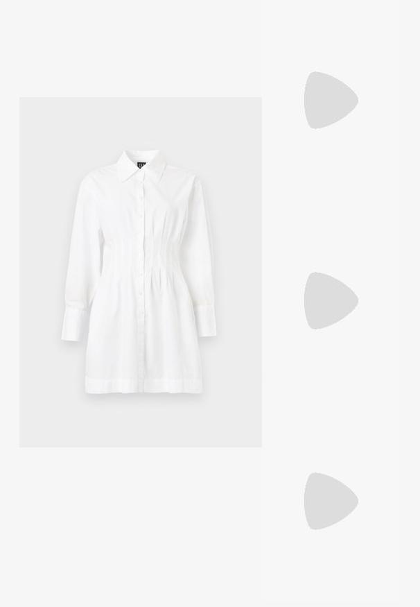 Robe-chemise blanche à manches longues avec boutons sur le devant, col pointu et taille cintrée.; Bottes en cuir noir montant jusqu'au genou avec un design épuré, bout pointu et talon carré haut, présentant une texture lisse et un bord supérieur cousu.; Sac à bandoulière en cuir noir avec un rabat incurvé fermé par un fermoir métallique rond et une sangle fine et ajustable.; Boucles d’oreilles créoles en métal argenté avec une surface lisse légèrement incurvée et des fermoirs à clapet sur un fond blanc uni.