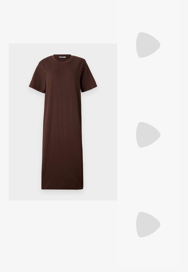 Bruine katoenen t-shirt jurk met korte mouwen, ronde halslijn en een losse, rechte silhouet. Soepele textuur en minimale ontwerpdetaillering.; Bruine suède Mary Jane platte schoen met een gouden gespsluiting en zwarte zool op een witte achtergrond.; Bruine suède totebag met zachte textuur, grote opening en lange hengsels. Het heeft een eenvoudig ontwerp met zichtbare stiksels en geen hardware.; Bruine leren riem met een glanzende gouden gesp en twee leren lussen. Gladde textuur, plat ontwerp en afgeronde uiteinden.