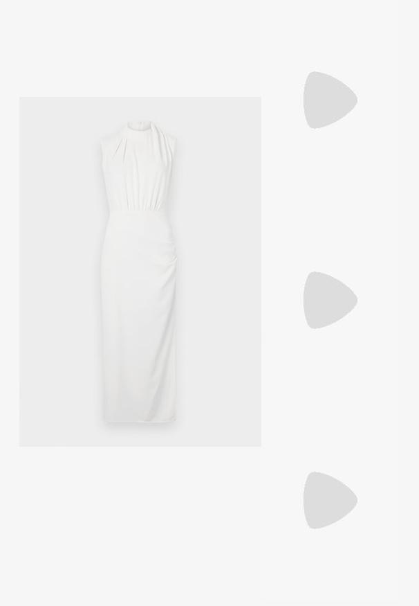 Robe blanche sans manches avec un col haut, taille froncée et jupe longue ; tissu lisse avec un drapé subtil et un détail textural.; Escarpin à bout pointu en cuir noir avec un talon fin de hauteur moyenne sur un fond gris clair uni.; Sac à bandoulière en cuir noir avec des finitions dorées, bandoulière courte, fermeture zippée et petit logo doré à l'avant.; Paire de boucles d'oreilles créoles dorées avec un petit détail boucle ton argent sur chaque, exposées sur fond gris clair.