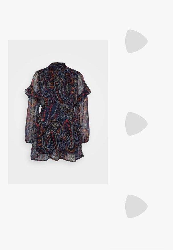 Dlhé rukávy, priesvitné tmavomodré šaty s paisley a kvetinovým vzorom. Obsahujú volánové rukávy a opasok v páse pre lepší tvar. Ľahký, voľný materiál.; Čierne čižmy po kolená kombinujúce hladkú kožu a textúrovanú tkaninu, s hrubou zúbkovou podrážkou a blokovým podpätkom pre stabilitu a priľnavosť.; Čierna kožená kabelka s krokodílou textúrou, obdĺžnikového tvaru, zakriveným chlopňou a krátkou hornou rúčkou.; Strieborné kruhové náušnice s tromi vrstvenými polkruhovými pásmi, jeden zdobený malými čistými kryštálmi na svetlom pozadí.