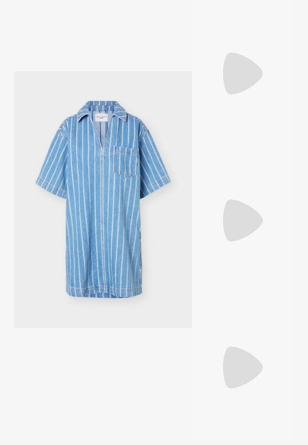 Ανοιχτό μπλε denim κοντομάνικο πουκάμισο με λευκές κάθετες ρίγες, γιακά, μπροστινή τσέπη και φερμουάρ στο ντεκολτέ.; Σκούρο δερμάτινο παπούτσι μπαλαρίνα σε μπορντό χρώμα, με μυτερή μύτη και λεπτό T-λουράκι με ασημένια αγκράφα σε λευκό φόντο.; Καφέ πατεντωμένη δερμάτινη τσάντα σε ορθογώνιο σχήμα, με δύο μακριές λαβές και λεπτές καμπύλες λεπτομέρειες στο μπροστινό μέρος.; Καφέ σουέτ ζώνη με ασημένια ορθογώνια αγκράφα, με λεπτό δέρμα στο εσωτερικό και επίπεδο άκρο. Αντίθεση χρωμάτων μεταξύ των υλικών σουέτ και δέρματος.