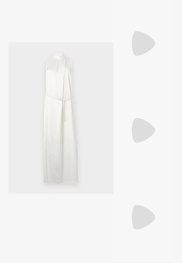Robe maxi blanche sans manches avec encolure haute et fine ceinture métallique nouée lâchement à la taille sur un fond clair.; Escarpin en daim noir à bout pointu avec un talon stiletto fin de hauteur moyenne et un design à coupe basse sur un fond uni.; Sac bandoulière rectangulaire en cuir noir avec bandoulière ajustable, fermeture éclair sur le dessus et petit logo Calvin Klein doré sur le devant.; Paire de petites boucles d'oreilles créoles argentées brillantes avec une base ronde, présentées sur un fond clair uni.