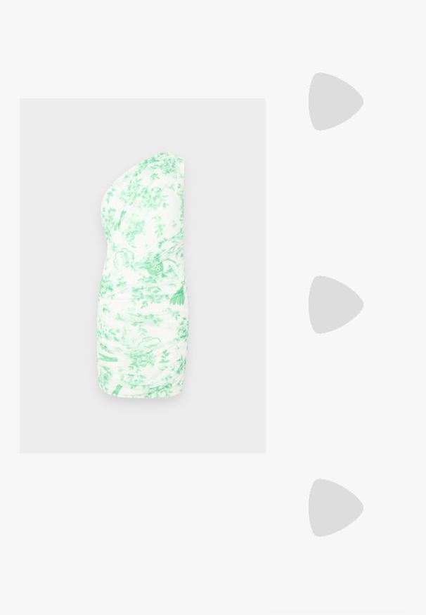 Én skulder mini kjole i hvid med grøn blomsterprint, der har rynkning, blød tekstur og tætsiddende silhuet.; Beige læder slingback-pumpe med spids tå og en tynd høj hæl. Har en udskæring ved hælen og en glat finish.; Lys rosa rektangulær håndtaske med to høje håndtag, prægede logoer og en hængende lædermærke formet som en diamant med guldemblem.; Par af skinnende gyldne julekugleøreringe med krog-lukninger på en ensfarvet hvid baggrund.
