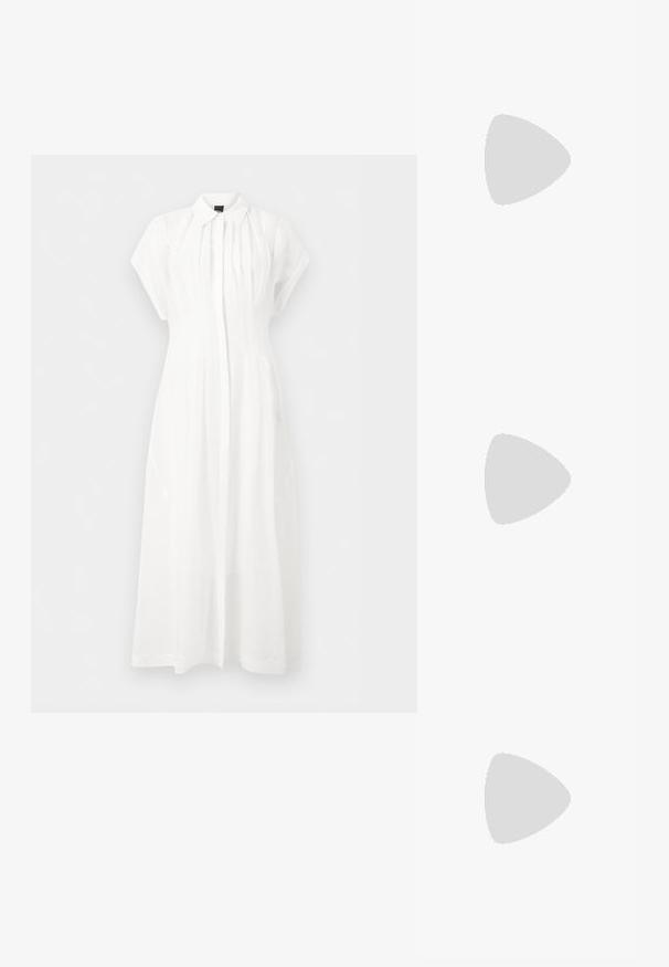 Robe midi blanche à manches courtes avec col à revers, plis avant et fermeture boutonnée dissimulée, présentée sur un fond uni.; Sandale à talon haut noire avec une bride étroite à la cheville, bout carré, cuir lisse et accent de boucle métallique.; Sac à main en cuir blanc à la forme structurée, avec une bandoulière en chaîne argentée et un logo embossé subtil à l'avant.; Paire de boucles d'oreilles créoles en bouclettes dorées brillantes sur fond blanc uni, présentant un design torsadé entrelacé.