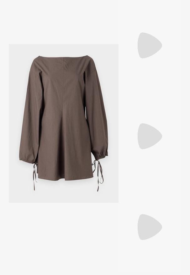 Haut marron, décolleté asymétrique en tissu texturé, avec des manches longues à cordons de serrage et une coupe ample et décontractée.; Escarpin slingback à talon haut en cuir noir avec bout pointu, boucle et détail de bride œillet à l'avant.; Sac à main en cuir noir de forme arrondie, décoré de clous argentés et équipé d'une poignée courte. Texture lisse et fermeture éclair.; Boucles d'oreilles en métal argenté avec un design ondulé et sculptural, présentant une finition polie et des formes irrégulières, mettant en valeur une esthétique contemporaine.