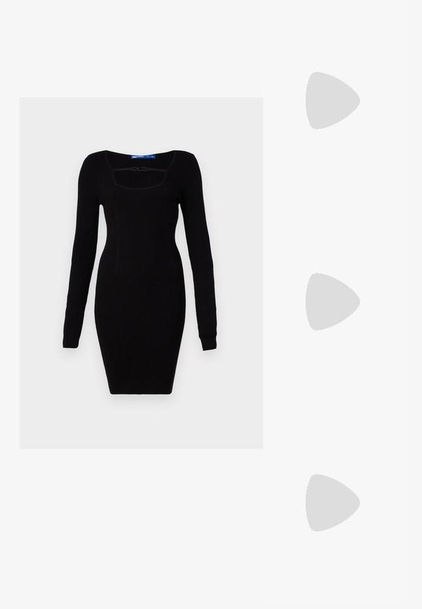 Karl Lagerfeld Jeans LOGO DRESS - Neulemekko - black; Musta keskisääreen ulottuva nahkasaapas, jossa on terävä kärkiosa ja matala vino korko yksinkertaisella vaalealla taustalla.; Musta nahkainen olkalaukku, jossa on yksi kahva, vetoketjukiinnitys ja pieni neliön muotoinen hopea logo etupuolella.; Hopeva ripustettavat korvakorut, joissa on hopeinen metallinen, tekstuurihoitoinen muotoilu. Niissä on pieni postikiinnitys ja brändäys yhdellä hoopilla. Pyöristetty muoto ja kiiltävä pinta.