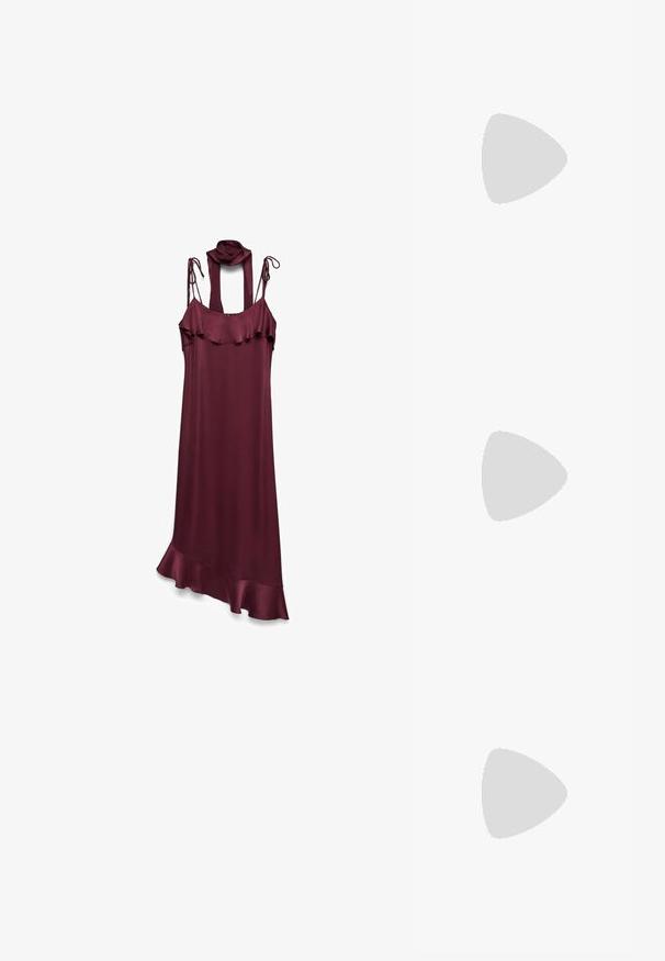 Robe en satin bordeaux avec des bretelles réglables, un décolleté froncé et un ourlet asymétrique avec un accent froncé en bas.; Sandale à talon haut en cuir noir avec une bride étroite à la cheville, un design à bout ouvert et un talon aiguille élégant. Texture lisse avec des accents minimaux.; Pochette rectangulaire noire brillante avec bretelle chaîne argentée et fermoir aux initiales argentées entrelacées sur le rabat avant.; Boucles d'oreilles pendantes dorées présentant un design en grappe avec des cristaux clairs ronds et en forme de goutte, mettant en valeur des détails élaborés.