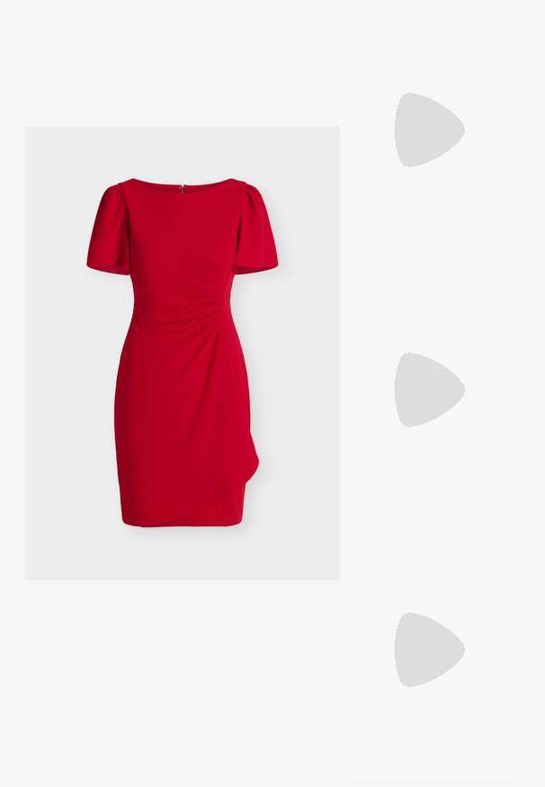 Robe rouge longueur genoux avec manches courtes bouffantes, encolure ronde, fronces latérales et ourlet asymétrique drapé.; Escarpin à bride arrière en cuir noir avec bout pointu, boucle dorée et talon effilé sur un fond neutre.; Sac à main en cuir noir avec deux anses allongées, fermeture éclair et forme arrondie ; texture lisse avec une finition légèrement brillante.; Boucles d'oreilles demi-cercles ton argent avec texture striée et fermoirs à pression sur fond blanc.