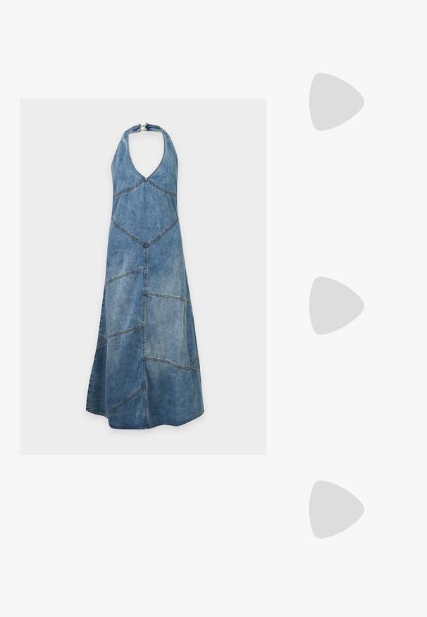Μπλε τζιν φόρεμα με halter neck και σχέδιο patchwork με φουσκωτή φούστα, με ορατές ραφές.; Μαύρο μυτερό επίπεδο παπούτσι με γεωμετρικά σχέδια και λεπτό λουράκι στο επάνω μέρος σε απλό φόντο.; Μαύρη γυαλιστερή τσάντα Calvin Klein με χρυστό φερμουάρ και κοντό λουρί σε απλό λευκό φόντο.; Ζευγάρι μικρά, γυαλιστερά ασημένια σκουλαρίκια κρίκοι με στρογγυλή βάση, τοποθετημένα σε απλό φωτεινό φόντο.