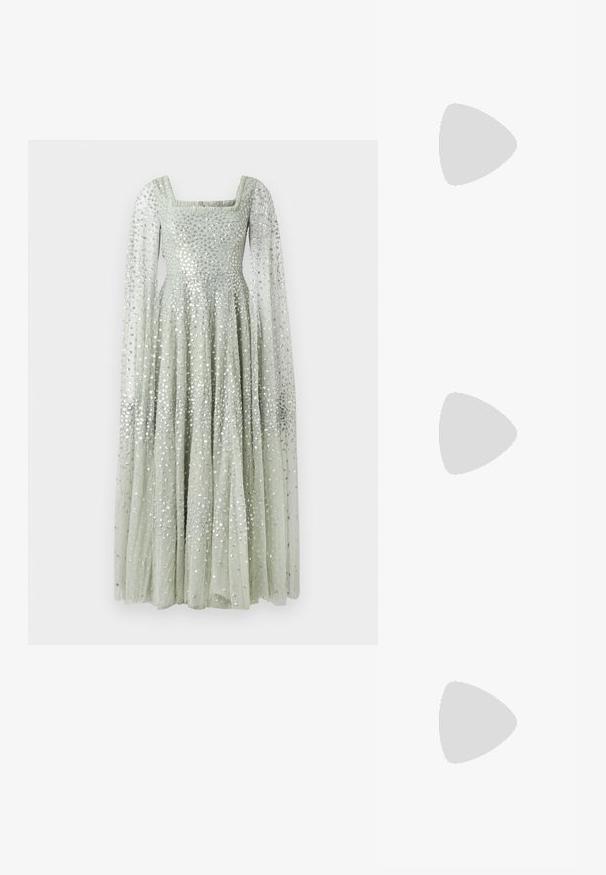 Lang, pastelfarvet grøn kjole med firkantet halsudskæring, lange gennemsigtige ærmer og en fit-and-flare design, udsmykket med sølvfarvede palietter overalt.; Hæl sandal med leopardprint i gul og sort. Har tynde, krydsede remme og en slank, tilspidset hæl for en elegant silhuet.; Sort læderhåndtaske med opsamlet design, en enkelt rem, sølv metalramme og to store runde sølv lukninger.; Øreringe i guldfarvet metal formet som blomster med buede stilke og et enkelt blad på hver stilk, mod en hvid baggrund.
