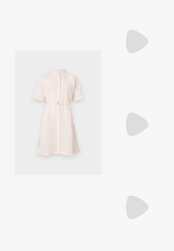 Robe courte rose clair à manches courtes, longueur genou, col montant, fermeture à boutons devant et ceinture fine à la taille.; Ballerine beige en cuir avec semelle noire et emblème doré sur l’orteil, positionnée sur un tapis crème à côté d’un meuble arrondi couleur ambre.; Sac à main en cuir beige en forme de croissant avec une seule bandoulière et des coutures minimalistes, posé sur un fond blanc uni.; Deux boucles d'oreilles en forme de cerceau en or brillant, avec un design courbé, présentant des accents orange près de la tige, sur fond blanc uni.