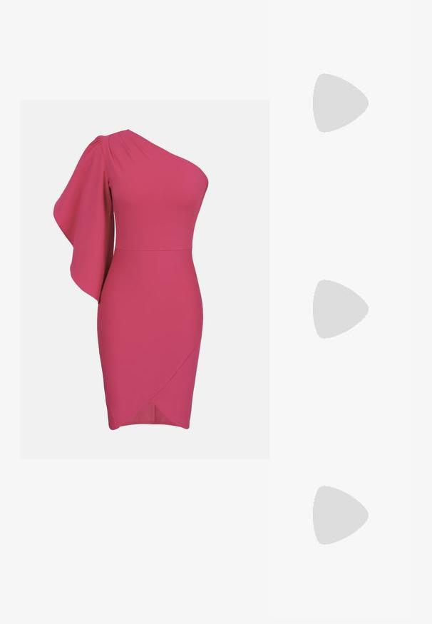 Robe cocktail fuchsia une épaule avec manche drapée et jupe portefeuille asymétrique sur fond uni.; Chaussure noire à talon bas et bout pointu avec dessus froncé et fine bride de cheville à boucle, vue de profil sur fond blanc.; Sac à main noir tissé de forme arrondie, finition texturée et poignée incurvée. Présente un logo discret en accent sur le devant.; Boucles d'oreilles en métal doré en forme d'ovale allongé, avec une surface lisse et polie et un petit charnière pour l'attache.