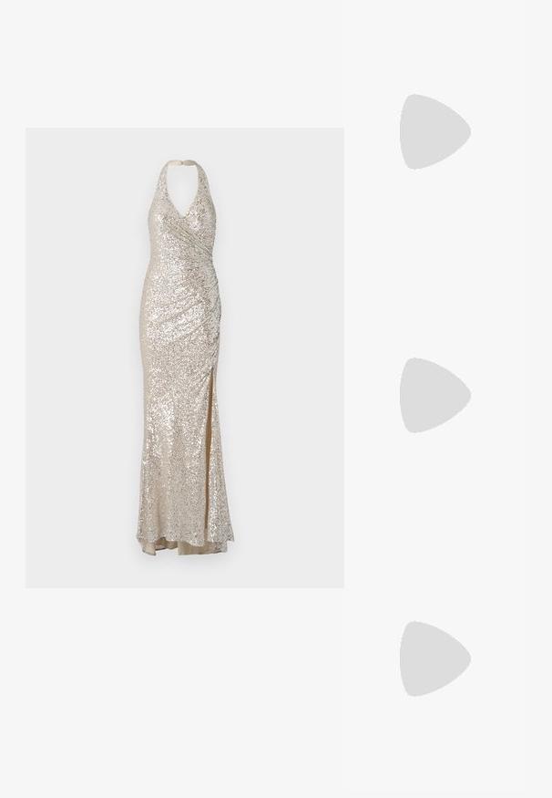 Halter neck glitrende kjole i beige, med en tætsiddende silhuet, sideslids og rynket detaljering for tekstur og visuelt interesse.; Madden Girl WISE - Højhælede sandaletter / Højhælede sandaler - silver; Hey Kyla Håndtasker - gold; Roserøde øreringe med store pink rektangulære ædelsten, udsmykket med klare rhinsten og sløjfe-formede detaljer.
