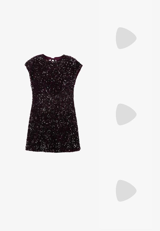 Robe courte violette recouverte de sequins, avec des manches courtes et un détail de dos en trou de serrure. Tissu lisse avec un effet de brillance texturé.; Sandale à talons hauts en argent avec des fines lanières, ornée de strass, présentant un design épuré et un bout pointu.; Sac à main noir de forme arrondie, recouvert de petits rhinestones argentés, avec une poignée courte et une fermeture zippée sur le dessus.; Paire de boucles d’oreilles ton argent avec cristaux clairs taillés en grappes, en formes rondes et marquise sur fond blanc.
