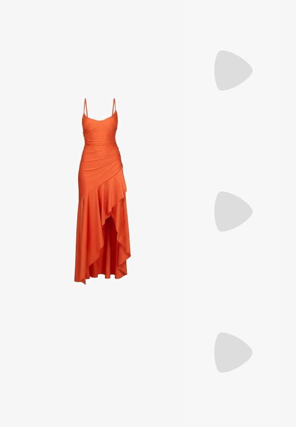 Robe orange sans manches avec fines bretelles, corsage ajusté et ourlet asymétrique à volants tombant mi-mollet.; Chaussure slingback en cuir verni noir avec bout pointu et petit talon bloc incliné sur fond clair uni.; Petit sac à main noir brillant avec deux longues anses et des détails à cordon sur les côtés sur un fond clair uni.; Boucles d'oreilles argentées en forme d'étoile, avec une surface lisse et brillante. Chaque boucle d'oreille possède cinq pointes et des détails subtils de texture de surface.