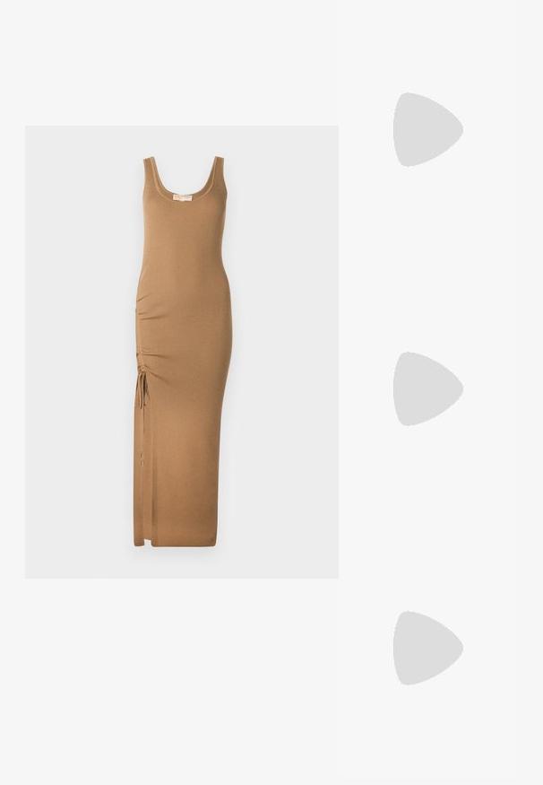 Robe maxi en maille côtelée couleur marron clair, avec un décolleté en forme deU et un froncé latéral ajustable avec des liens pour un meilleur ajustement.; Ballerines en cuir noir avec un bout rond, texture lisse, détails de couture minimalistes et design de semelle flexible.; Petit sac pochette en daim marron doux avec tissu froncé, fermoir métallique, accents de perles en bois et bracelet pour poignet sur fond blanc.; Boucles d'oreilles en or en forme de goutte avec une surface lisse et polie et des fonds arrondis, reflétant la lumière avec une finition brillante.