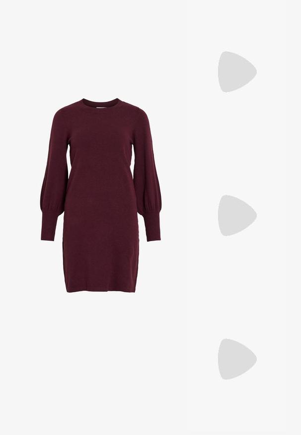 Vestido de punto burdeos con mangas abullonadas largas, escote redondo y puños acanalados. Presenta una silueta ajustada y aberturas laterales en el dobladillo.; Zapato de tacón alto negro con punta fina, bordes ondulados, ojales metálicos, cordones delanteros y una correa en el tobillo con cierre de hebilla.; Bolso de mano de cuero negro con forma redondeada, decorado con detalles de tachuelas plateadas y un asa corta. Textura lisa y cierre con cremallera.; Pendientes en forma de estrella plateada con una superficie pulida y brillante. Cada pendiente presenta cinco puntas y sutiles detalles de textura en la superficie.