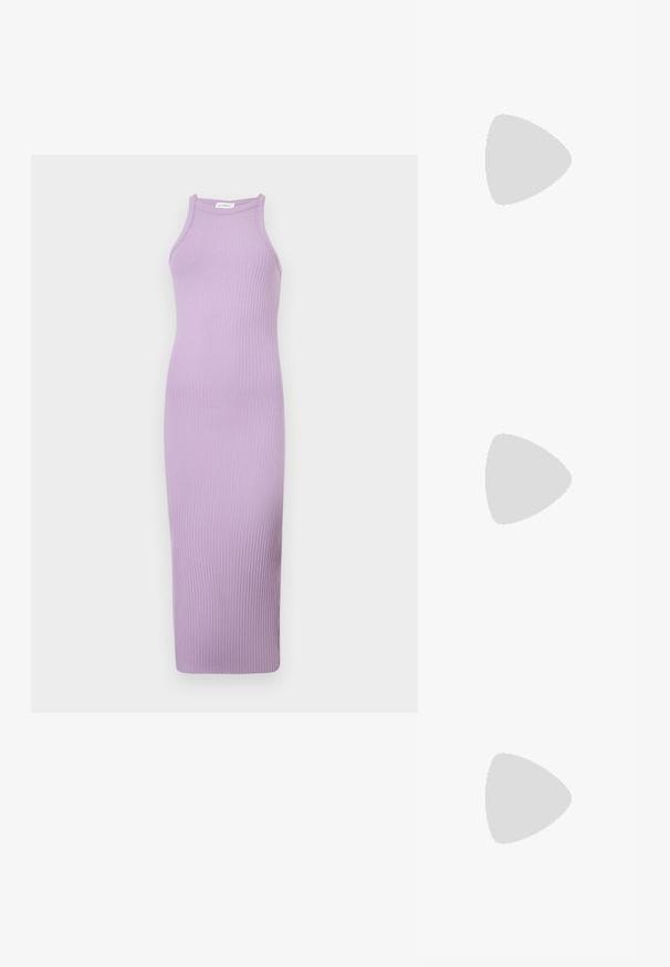 Robe midi lilas sans manches, côtelée, avec un col montant et une silhouette ajustée.; Sandales noires à glisser avec une tige en cuir lisse, bout ouvert et un petit talon brillant. Design minimaliste avec une forme incurvée et une finition épurée.; Sac à main en cuir noir de forme triangulaire, avec un rabat incliné et une poignée supérieure arrondie. Il présente une texture lisse et des détails de design minimalistes.; Boucles d'oreilles en forme abstraite argentées avec une finition poli, présentant des courbes lisses et des contours subtils. Pas de motifs ou d'accents visibles.