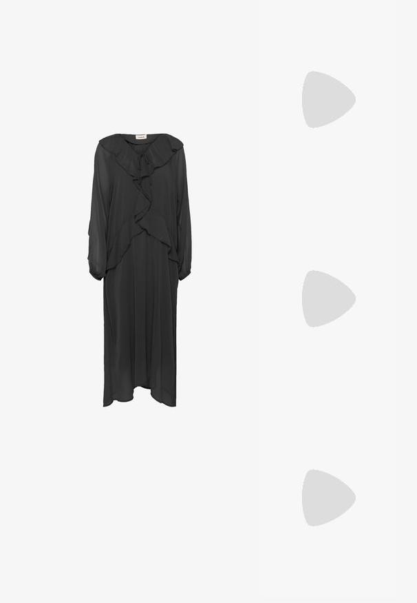 Soaked in Luxury SLMaxi - Vestido largo - black; Sandalia de tacón alto negra con un diseño elegante, que cuenta con una correa en el tobillo, punta abierta y una textura de cuero suave.; Pequeño bolso negro brillante con dos asas largas y detalles de cordón lateral sobre un fondo claro liso.; Pendientes de stud en tono dorado con una superficie suave y pulida, que presentan una forma abstracta en forma de lágrima. Hardware de metal simple para la sujeción.