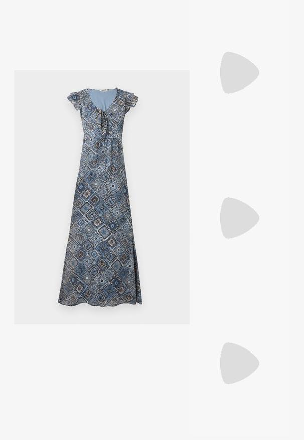 Robe longue avec motif géométrique bleu et marron, manches courtes volantées et encolure froncée avec détail noué.; Talons slingback en cuir verni brun avec un bout pointu, un talon fin, et une sangle réglable avec une petite boucle.; Sac à main en cuir noir de forme arrondie, décoré de clous argentés et équipé d'une poignée courte. Texture lisse et fermeture éclair.; Boucle d'oreille en argent avec une finition polie, présentant de petits détails en or et de forme ronde, portée sur le lobe.