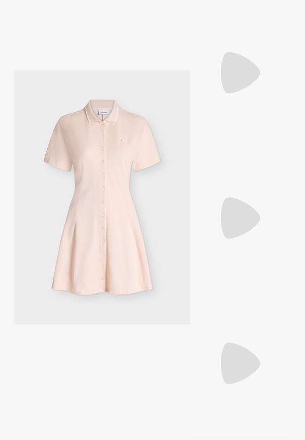 Φόρεμα σε ανοιχτό ροζ χρώμα με κοντά μανίκια, κουμπιά, γιακά και διακριτικό λογότυπο στο αριστερό στήθος.; Κρεμ δερμάτινο φλατ παπούτσι slingback με στρογγυλεμένη μύτη και μικρό χρυσό έμβλημα στο λουράκι.; Μπεζ τσάντα με πιέτες, στρογγυλεμένη λαβή και αποσπώμενο λουράκι ώμου, παρουσιάζεται σε απλό ανοιχτό φόντο.; Σκουλαρίκια κρεμαστά με πέρλες και γυαλιστερή φινίρισμα, διακοσμημένα με μια μικρή χρυσή λεπτομέρεια κροκοδείλου σε κάθε σκουλαρίκι. Κυκλικό σχήμα, λεία υφή.