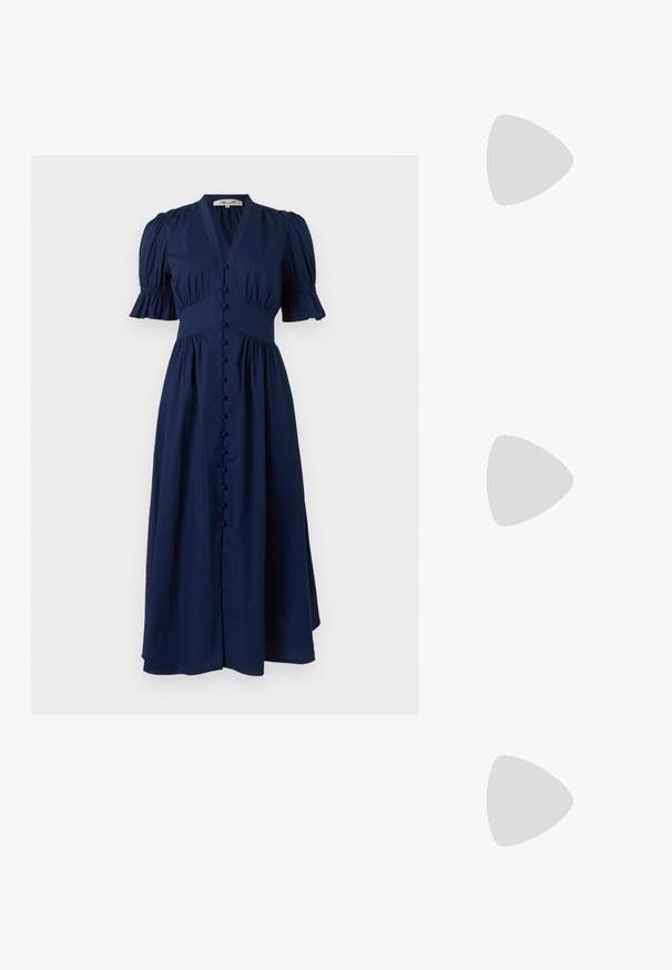 Marineblå maxikjole med V-hals, pufærmer, knapper foran og indsnøring i taljen, lavet af let stof for komfort.; Hvid læder slingback damesko med spids tå, lav kittenhæl og lille dekorativ sløjfe på toppen, vist i sideprofil.; Plisseret beige læderclutch med en sølvmetalramme, der har to runde dekorative låse og en sølvkædetrasporte.; Guld øreringe i hoop med hængende hvide perler indkapslet i guld og små klare krystaller på en ensfarvet lys baggrund.