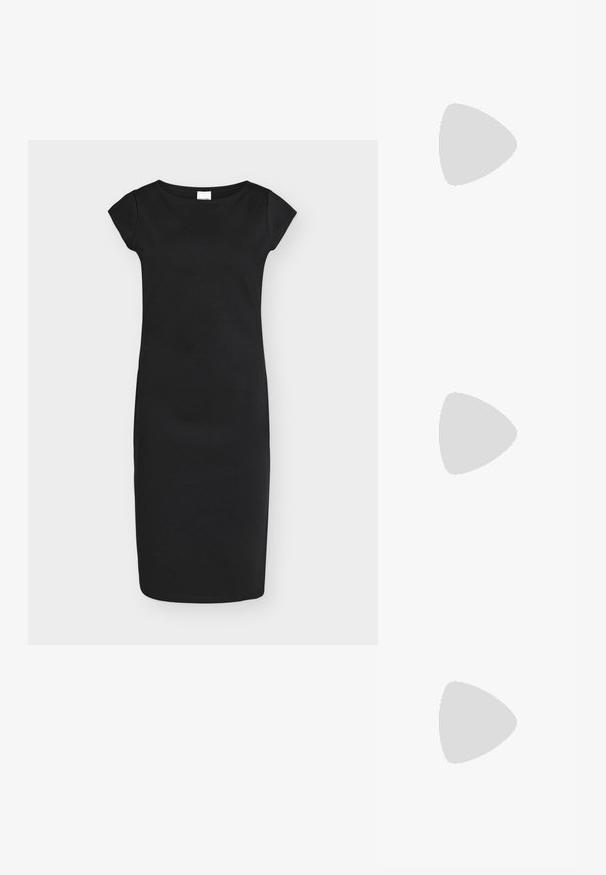 Robe noire cintrée longueur genou avec manches courtes et col rond, présentée sur un fond uni gris clair.; Sandale à talon haut en cuir verni noir avec un bout ouvert, une seule lanière à l'avant et une lanière de cheville ajustable.; Petit sac à main noir brillant avec deux longues anses et des détails à cordon sur les côtés sur un fond clair uni.; Boucles d’oreilles créoles en métal argenté avec une surface lisse légèrement incurvée et des fermoirs à clapet sur un fond blanc uni.