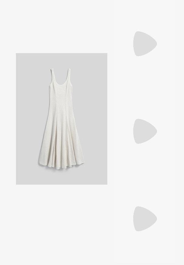 Robe blanche en tricot sans manches avec encolure dégagée et jupe évasée texturée, étalée à plat sur fond gris.; Chaussures à talons noires à bride arrière avec un bout pointu, en cuir lisse, et un design épuré et minimaliste. Talon aiguille haut.; Sac hobo avec un extérieur en cuir lisse de couleur crème, une forme arrondie et des accents matériels en argent minimalistes au niveau de la poignée.; Boucles d'oreilles en métal argenté avec un design tourbillonnant, présentant des surfaces lisses et une finition polie, maintenues par un fermoir en papillon.