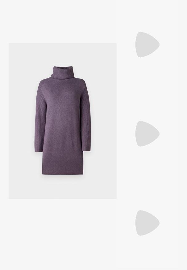 Pull à col roulé violet avec manches longues côtelées et texture douce. Coupe droite, détails minimalistes, et épaisseur moyenne.; Bottine en cuir noir à bout pointu et petit talon kitten, présentée en angle devant un sol poli et un mur en blocs de verre.; Sac à main en cuir noir avec une forme courbée, une seule sangle, fermeture éclair et un logo discret à l'avant. Texture lisse, design minimaliste.; Boucles d’oreilles créoles en métal argenté avec une surface lisse légèrement incurvée et des fermoirs à clapet sur un fond blanc uni.