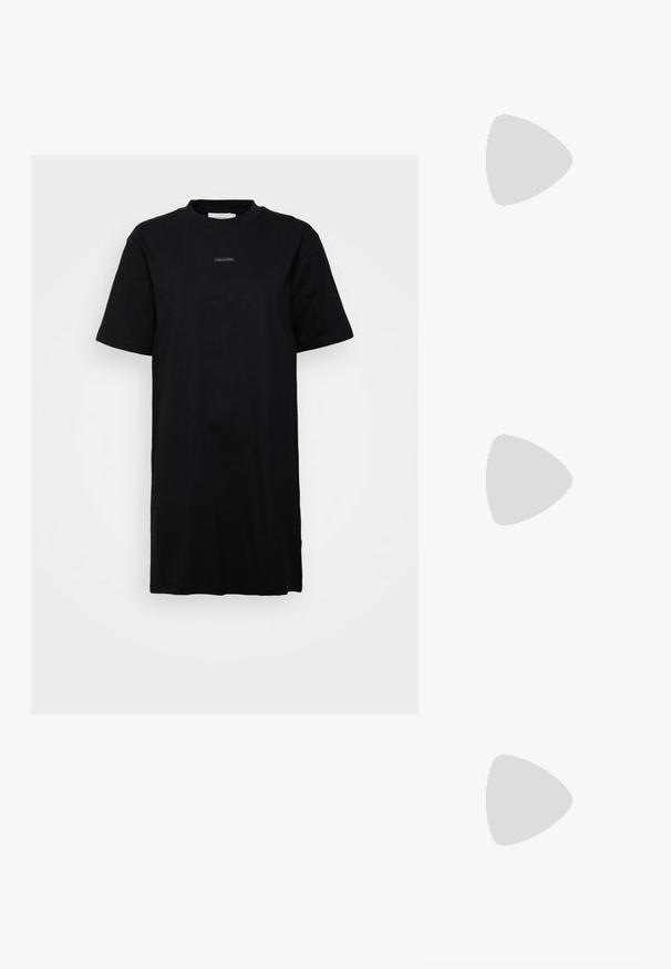 Čierne bavlnené šaty vo forme trička s krátkymi rukávmi, s okrúhlym výstrihom a malým, stredovým logom Calvin Klein na hrudníku. Jednoduchý dizajn.; Čierna kožená členková čižma so špicatou špičkou a nízkym kitten podpätkom, zobrazená šikmo na pozadí leštenej podlahy a steny zo sklenených blokov.; Čierna obdĺžniková kabelka Calvin Klein s jedným horným remienkom, strieborným logom príveskom a malým preklopeným zapínaním na prednej strane.; Pár strieborných kovových náušníc s abstraktným prepletajúcim sa slučkovým vzorom na bielom pozadí.